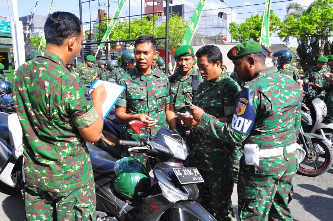 Kodim 0808/Blitar Cek Kelengkapan Surat Dan Kondisi Kendaraan Anggota