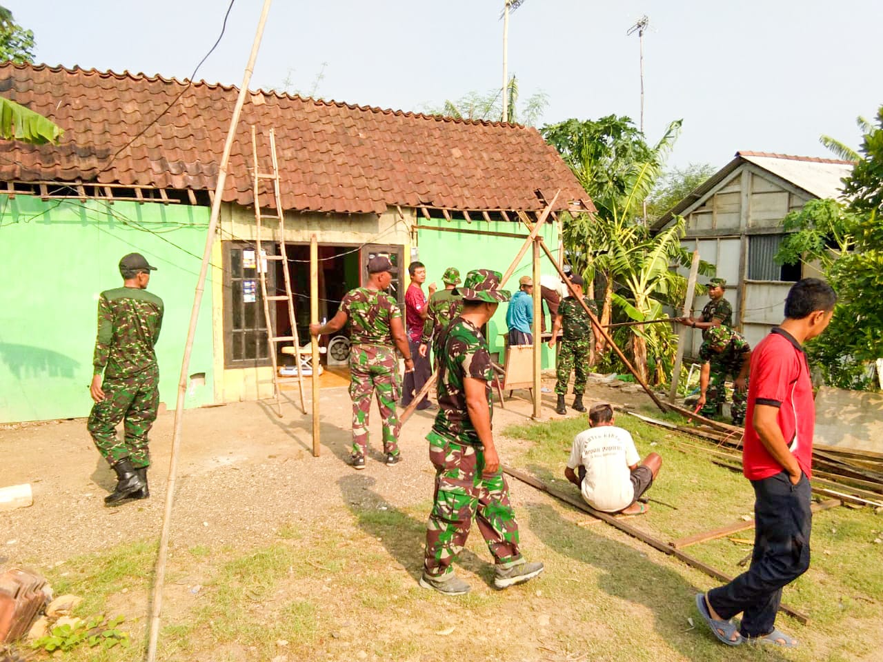 Koramil Dander Karya Bakti Bantu Perbaiki Rumah Warga