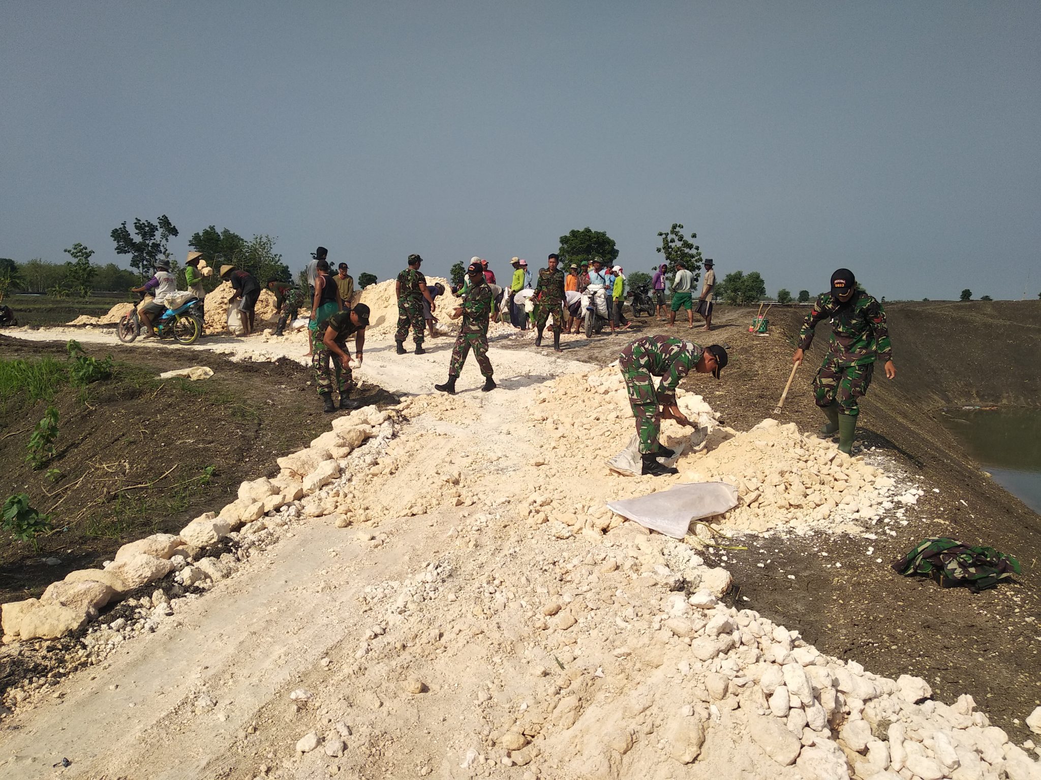 Koramil Sukosewu Bersama Warga Gotong-Royong Perbaiki Jalan