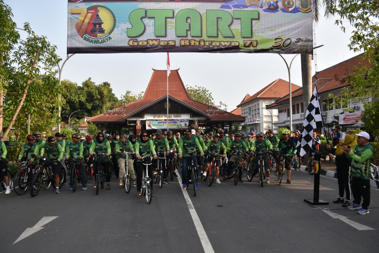 Ribuan Peserta Banjiri Road Bike Korem 082/CPYJ