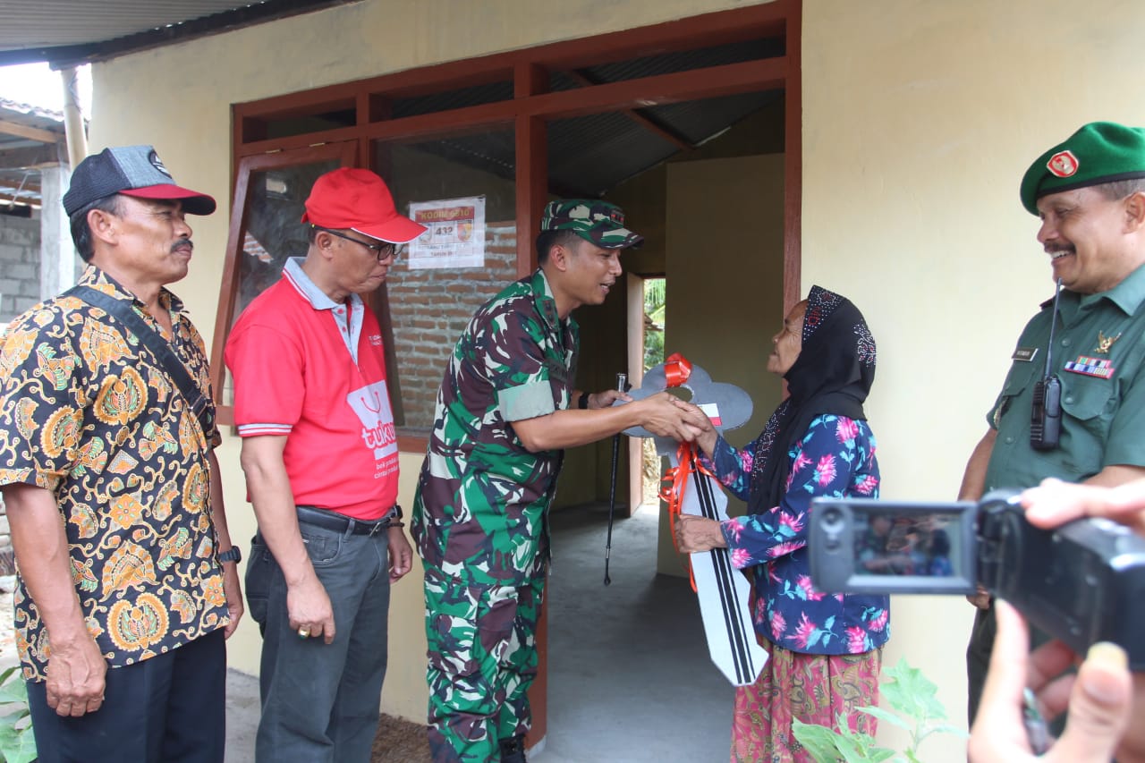 Dandim Nganjuk Serahkan Kunci Rutilahu Kepada Mbah Sini