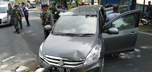 Mobil Tabrak Pembatas Jalan, Personel Yonarmed I/Roket Langsung Aksi