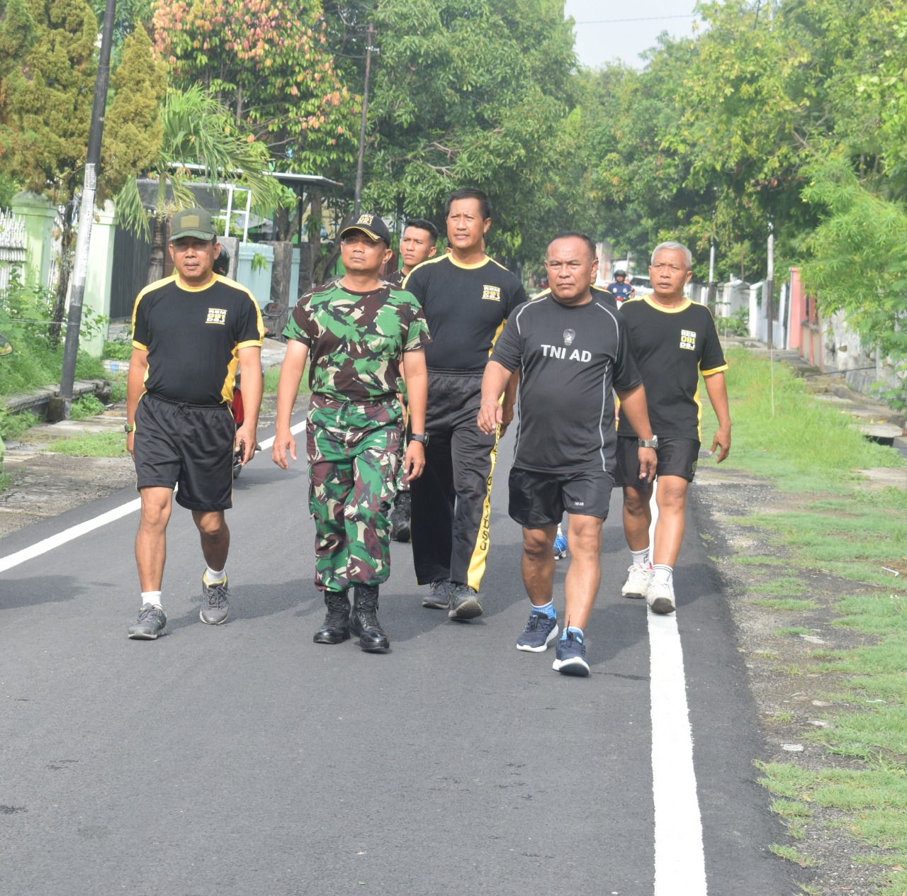 Jaga Kebugaran Fisik, Danrem 081/DSJ Olahraga Bersama Anggota