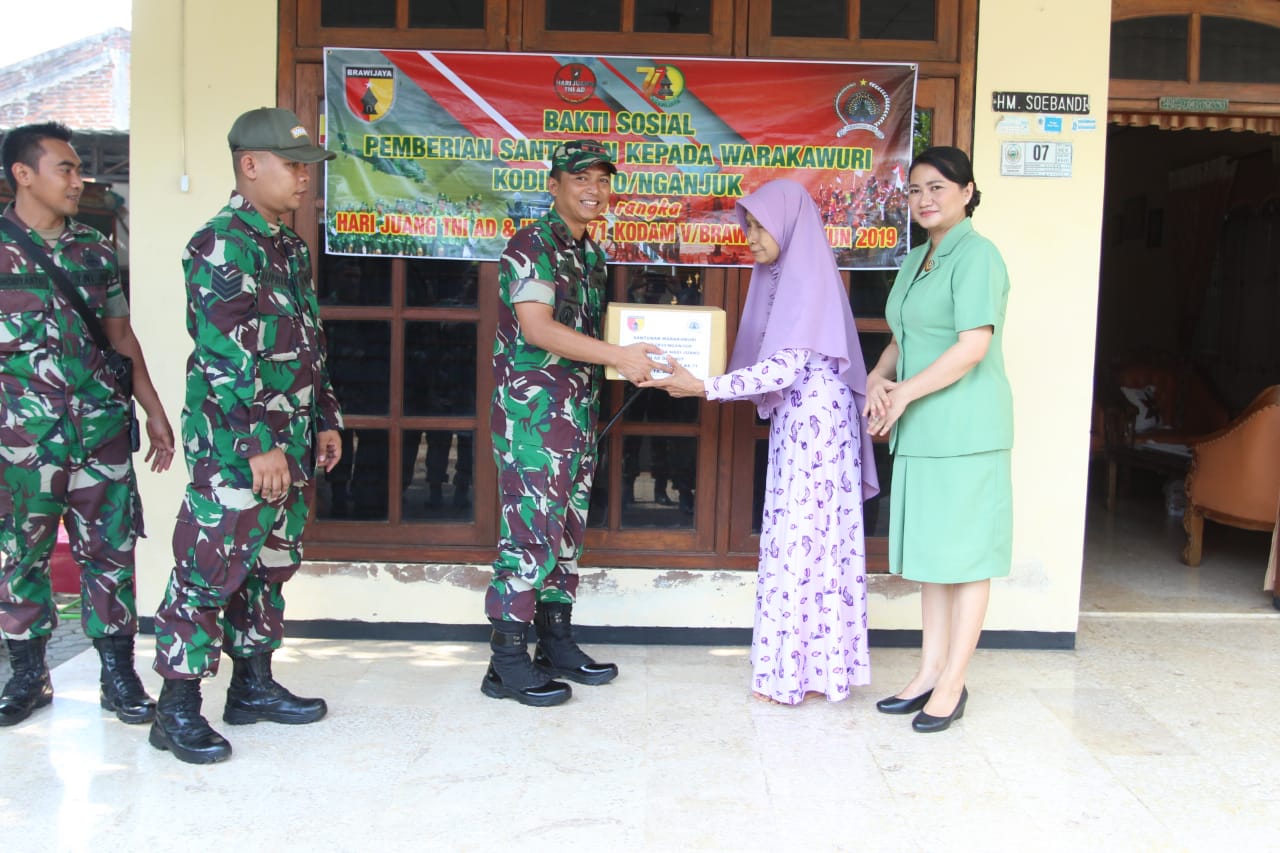 Sambut Hari Juang TNI AD,Dandim Beri Santunan Warakawuri di Wilayah Nganjuk