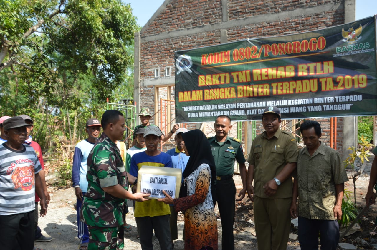 Dandim Ponorogo Beri Tali Asih Pemilik RTLH