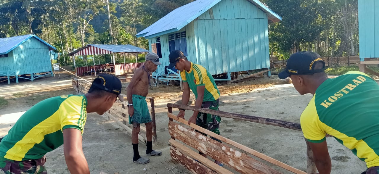 Peduli Warga, Satgas Pamtas Yonif Raider 509 Kostrad, bantu Pembuatan Pagar Rumah Warga di Perbatasan