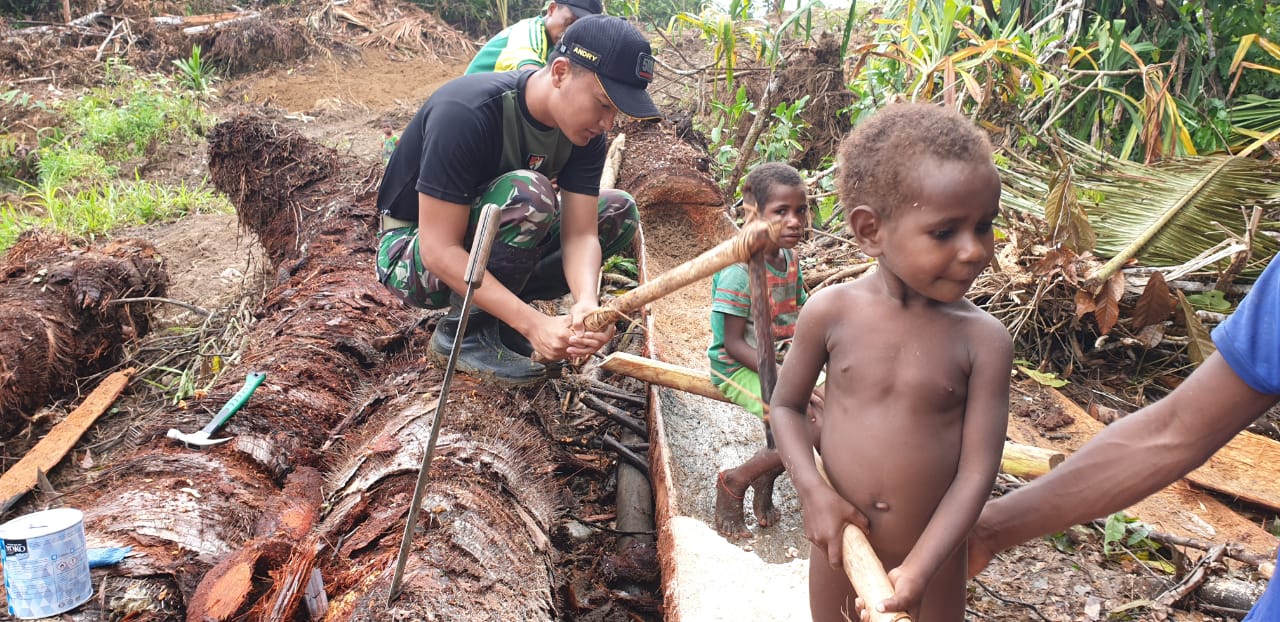 Peduli, Prajurit Satgas Yonif Raider 509 Kostrad Bantu Warga Panen Sagu