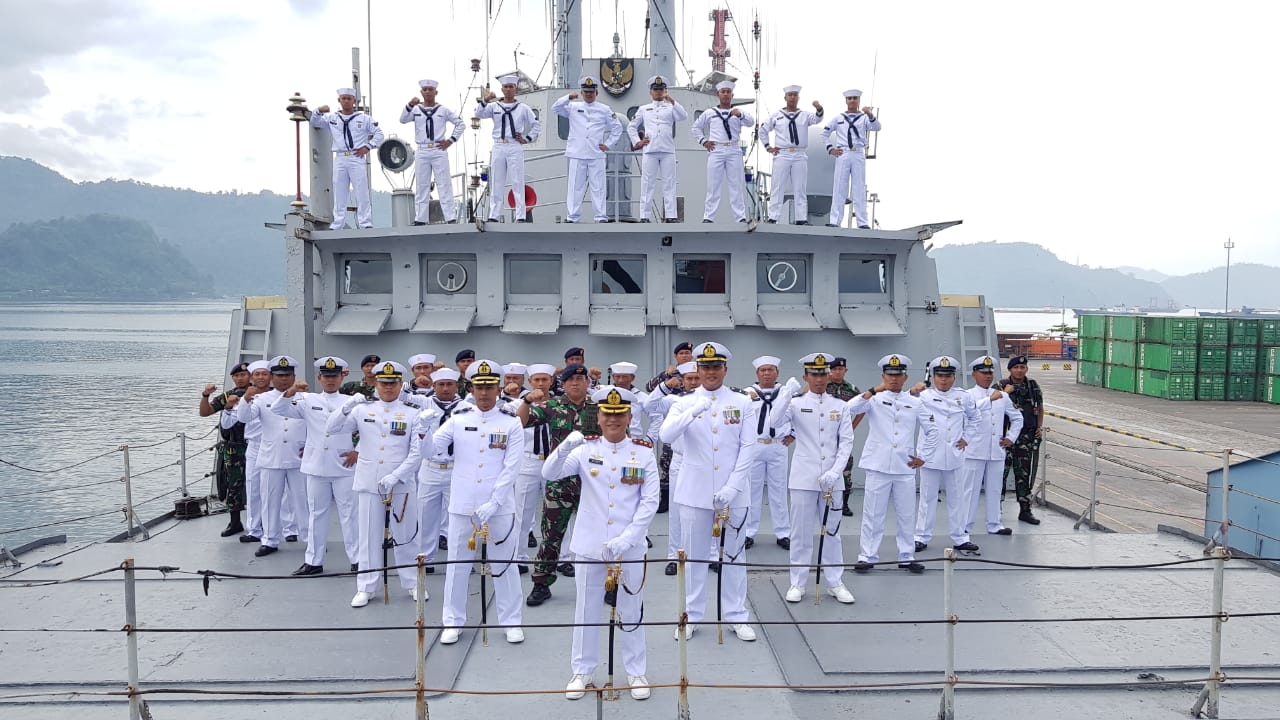 KRI Teluk Sibolga-536 Gelar Upacara HUT Armada RI di Daerah Operasi