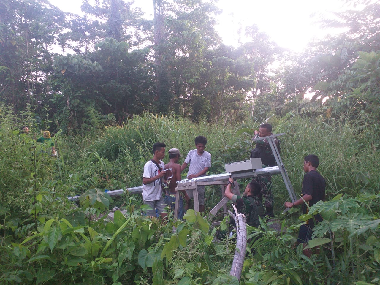 Pemasangan Lampu Jalan Dalam Rangka Penerangan di Kampung Arso