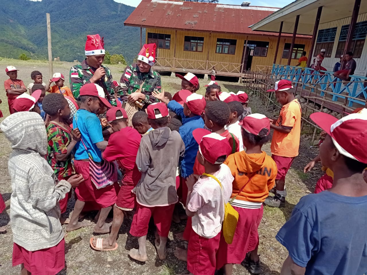 Prajurit Satgas Yonif Raider 509 Kostrad, Jadi Santa Claus Bagikan Kado di Perbatasan