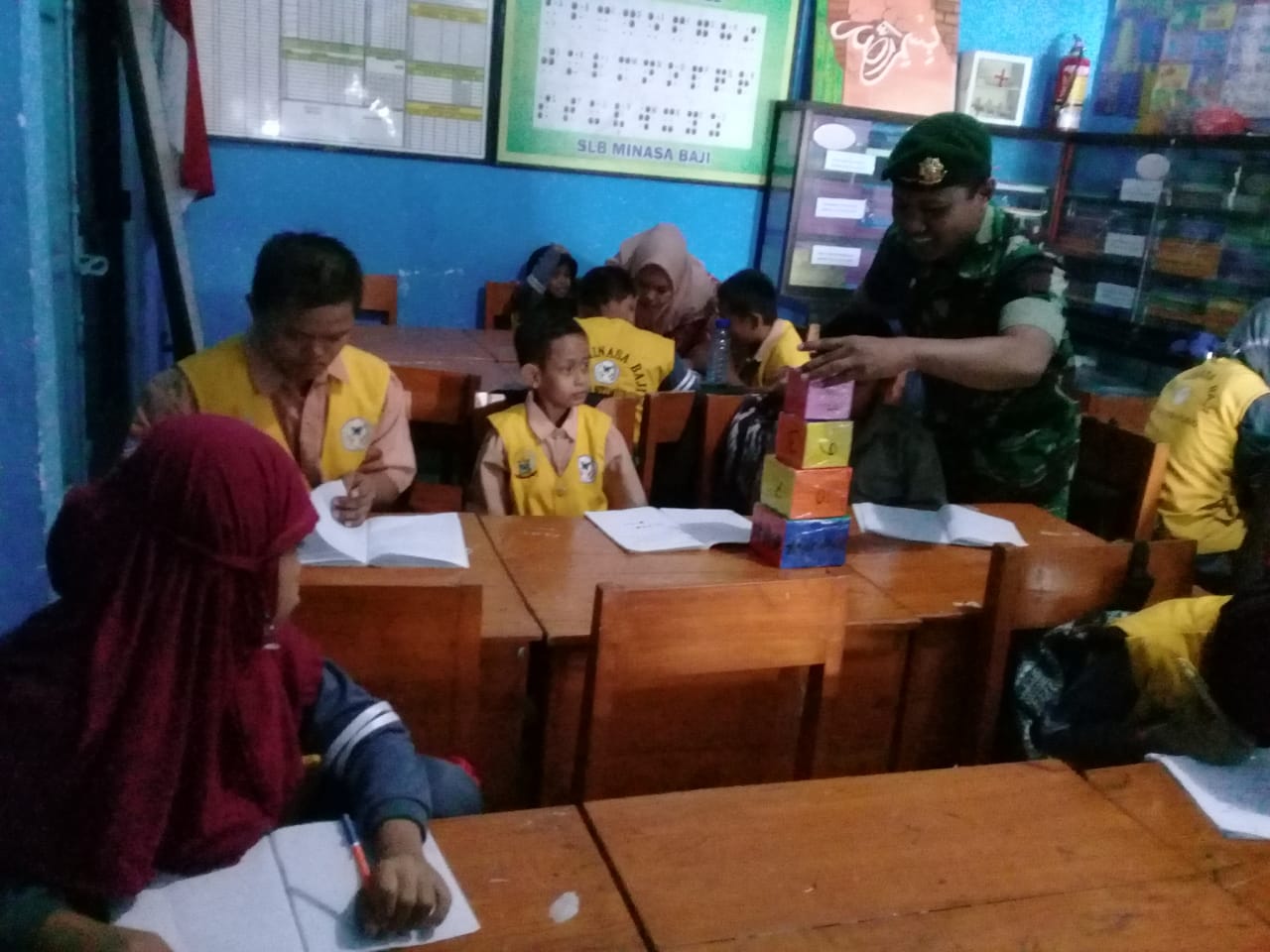 Kunjungan Prajurit Yonif Para Raider 433/JS ke SLB Minasa Baji