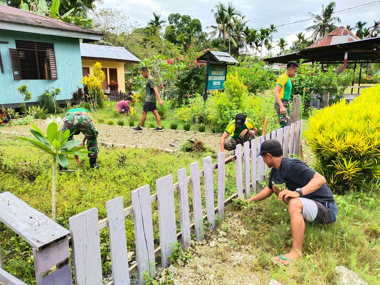 Minggu Bersih, Satgas Yonif Raider 509 Kostrad Karbak di Gereja