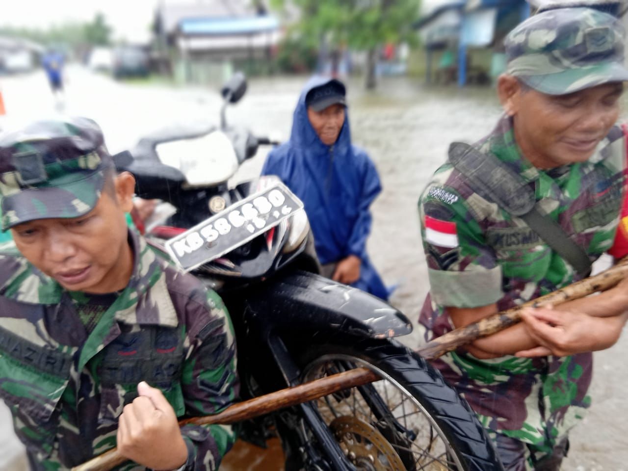 Cepat Tanggap Anggota Koramil Paloh Bantu Warga Dampak Banjir