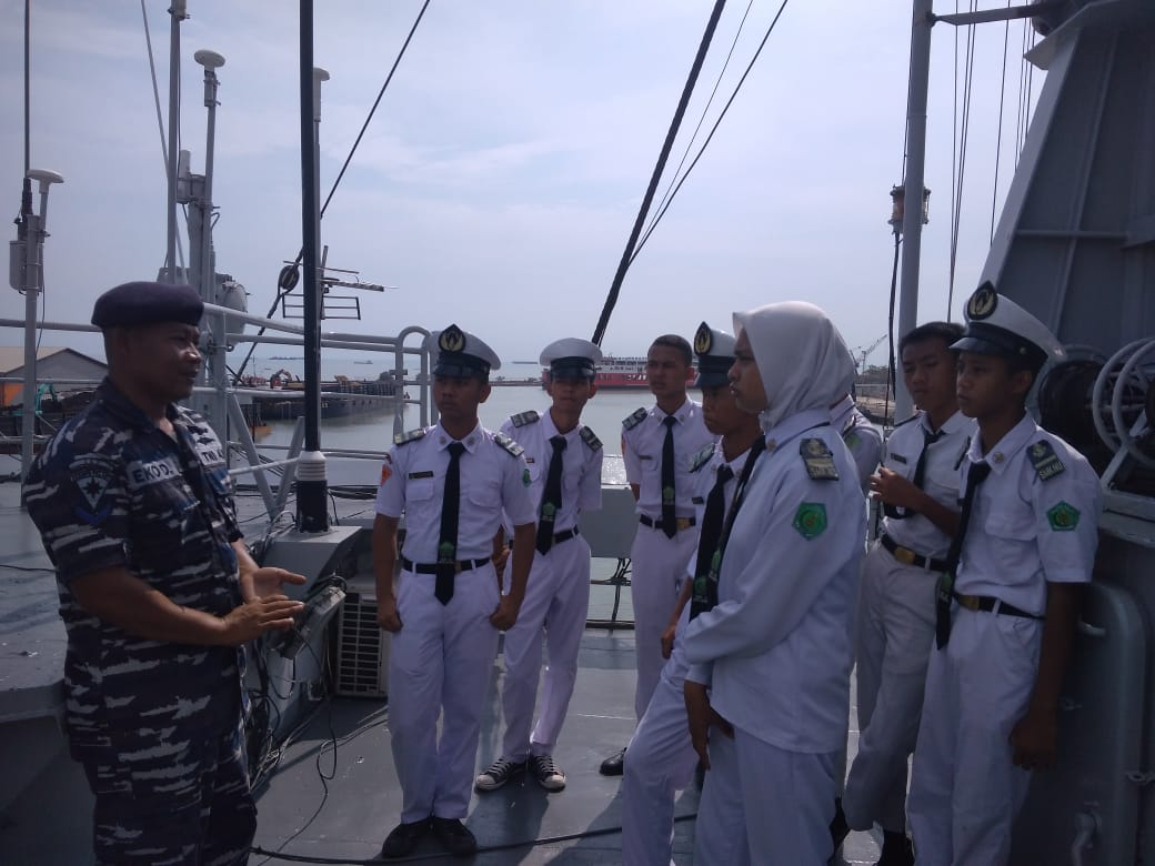 KRI Teluk Cirebon-543 Tumbuhkan Minat Bahari Masyarakat Melalui Open Ship