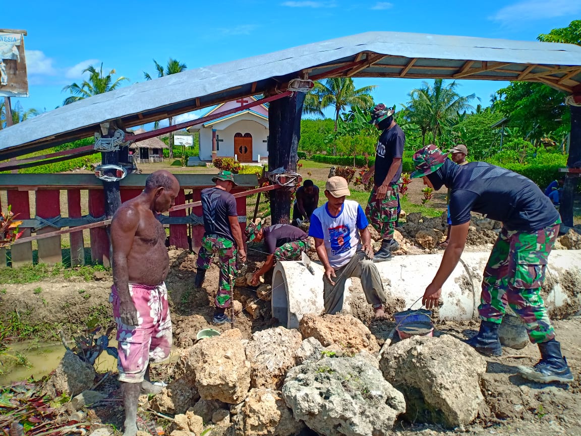 Bersama Masyarakat Satgas Raider 300 Membangun Kebersamaan Dalam Karya Bakti