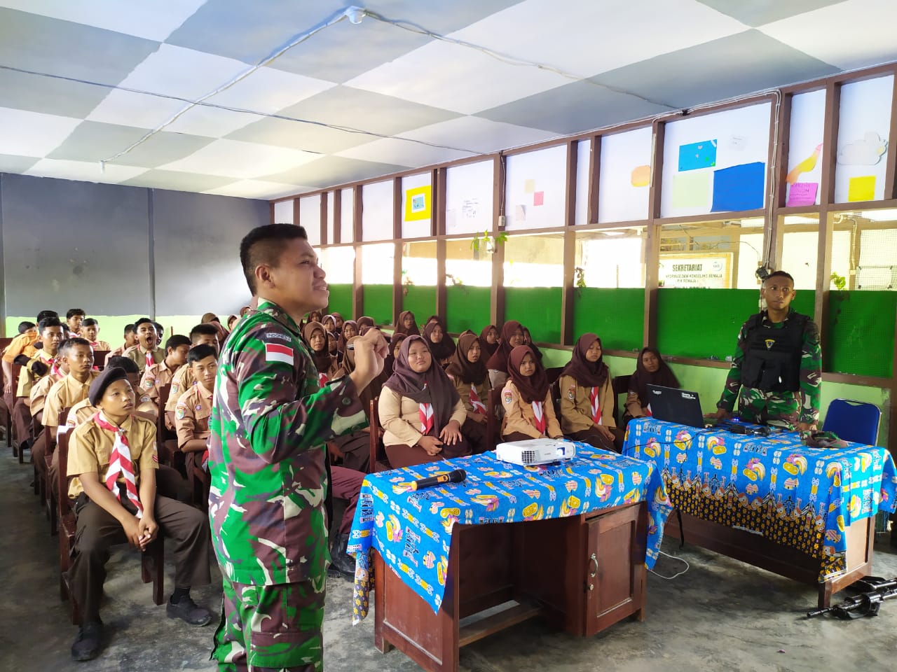 Satgas Pamtas Yonif 713/Satya Tama Berikan Materi Bela Negara Kepada Pelajar SMP IT Arso 2 Papua