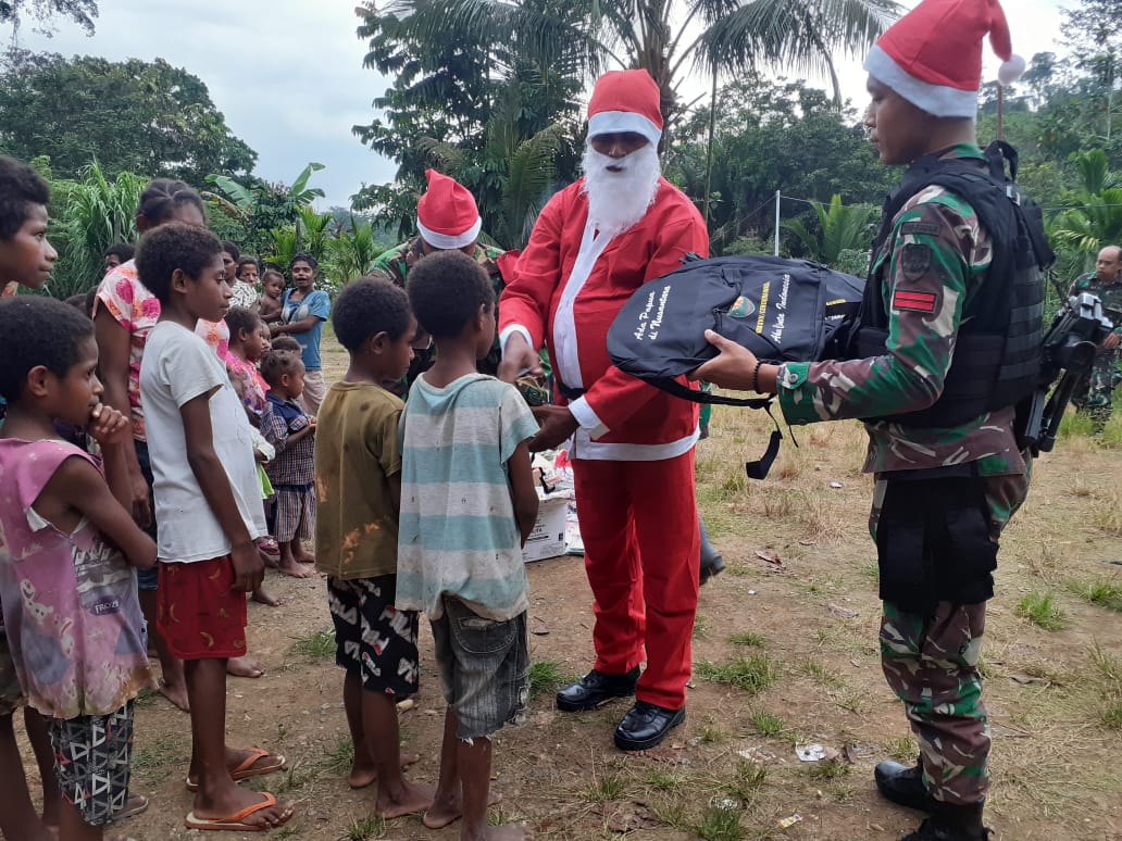 Sambut Hari Natal, Satgas Raider 300 Memberikan Hadiah Natal Kepada Anak-Anak Papua