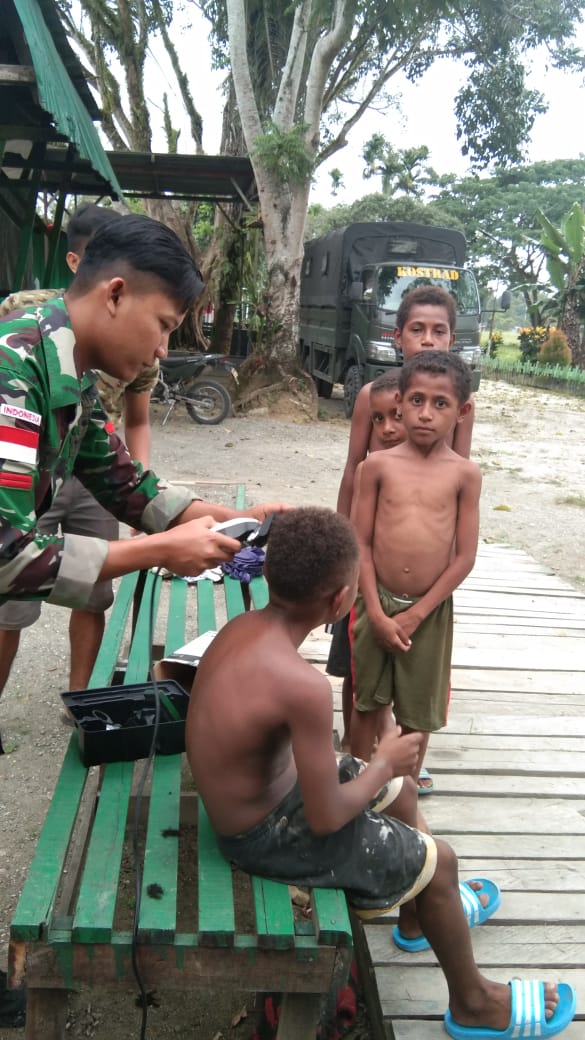 Prajurit Satgas Yonif Raider 509 Kostrad, Pangkas Rambut Anak-Anak Perbatasan Keerom