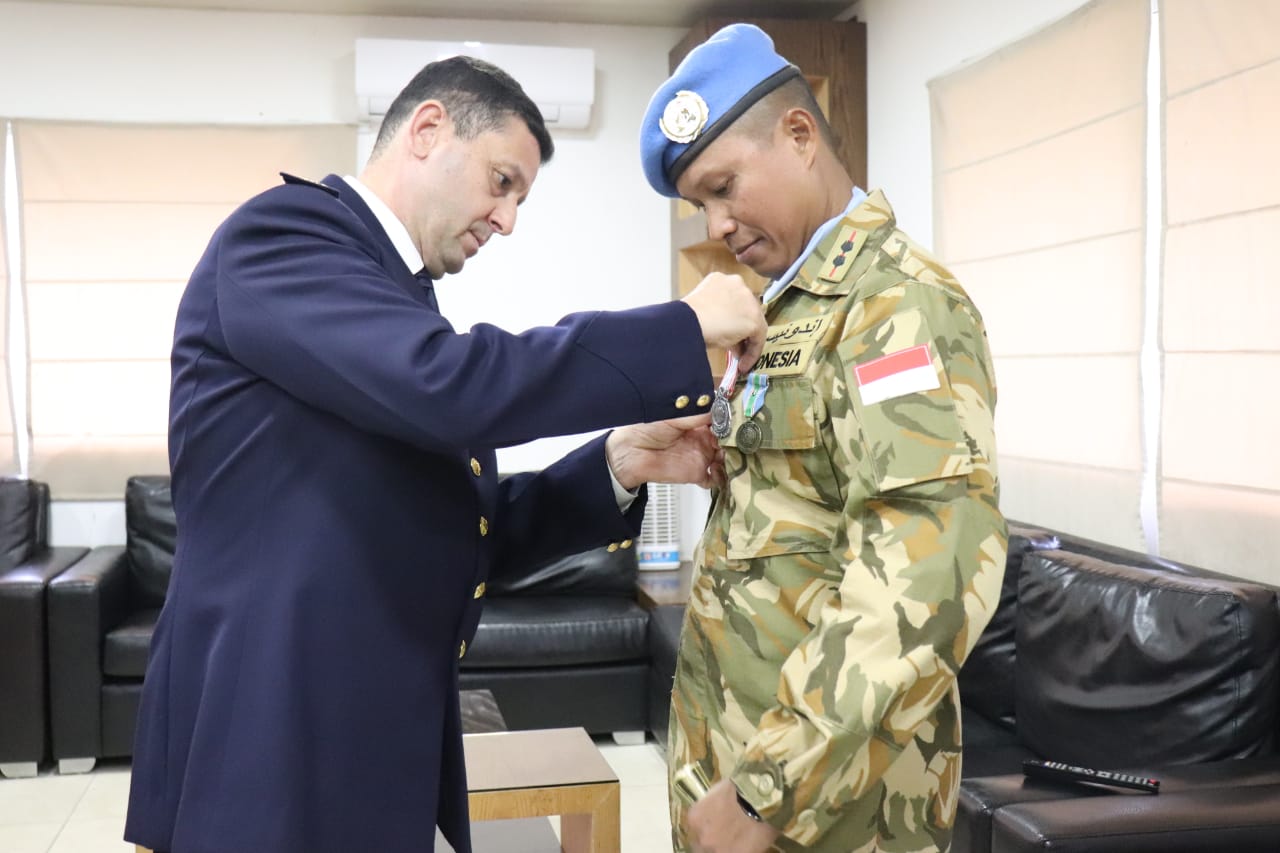 Dansatgas Maritim TNI 28 K Unifil Terima Penghargaan Medali Lebanese Armed Force