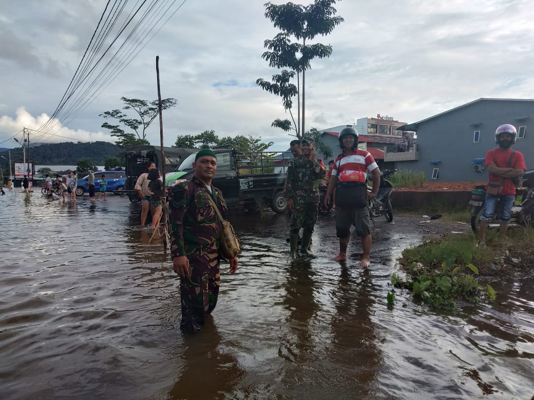 Koramil 1202-11/Kota Singkawang Evakuasi Warga Dampak Banjir