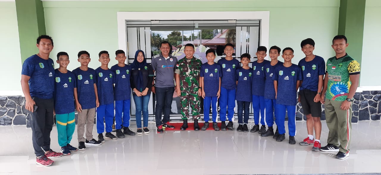 Beri Motivasi PS Gelora Sintang U-12, Dandim Bagikan Jersey