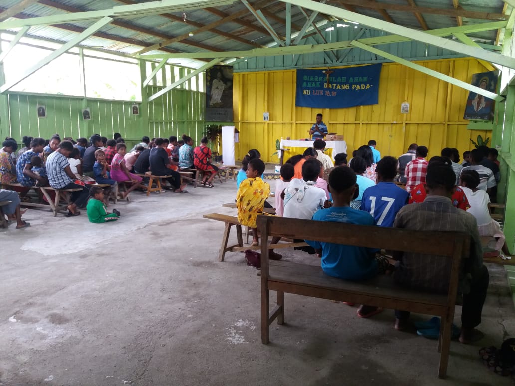 Satgas Yonif Raider 509 Kostrad, Beri Bantuan Alkitab di Gereja Santo Paulus