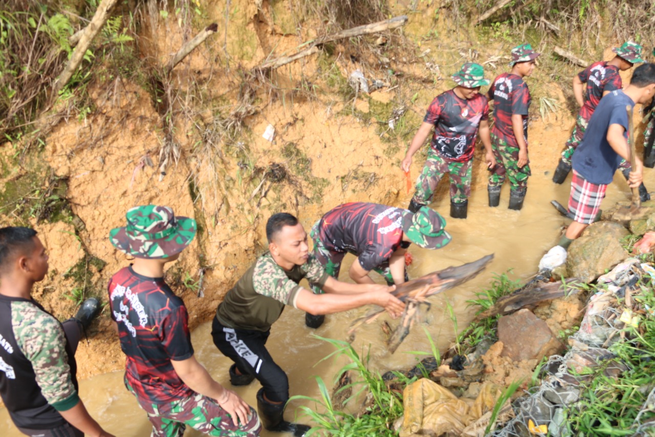 Pos Gabma Satgas Pamtas 641 Bersama Warga Karya Bakti Pembersihan Saluran Air