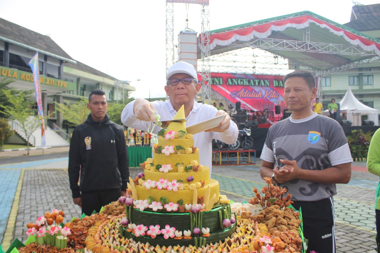 Dua Tumpeng Warnai HUT Kowad dan Hari Juang TNI AD di Kodam XII/Tpr