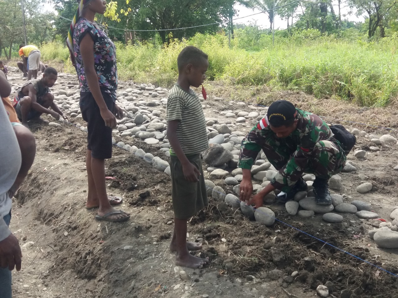 Rusak Parah, Personel Satgas Yonif Raider 509 Kostrad Bangun Jalan Kampung