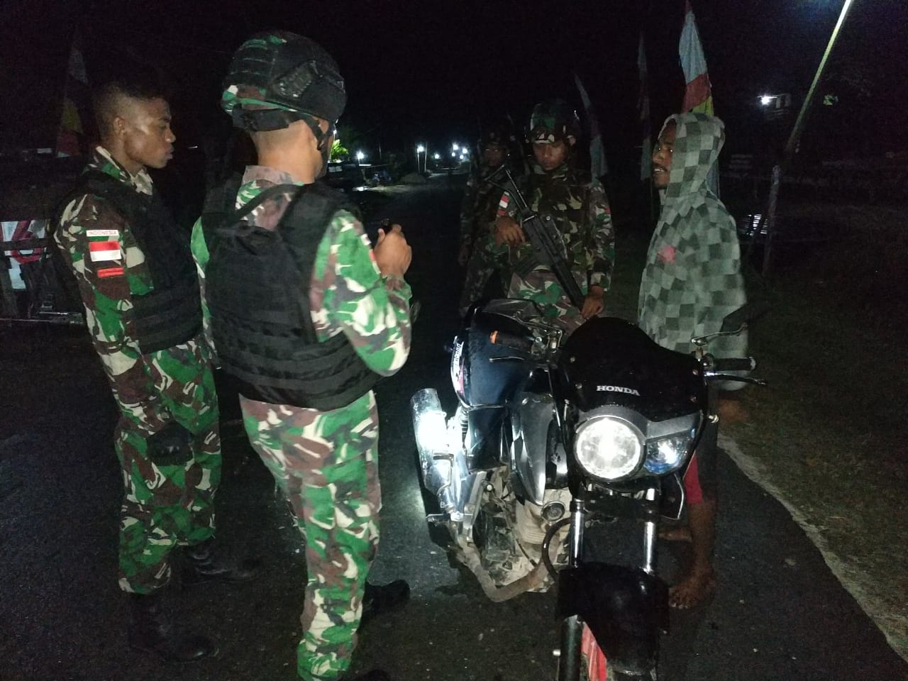 Dalam Suasana Natal, Satgas Raider 300 Melaksanakan pemeriksaan kendaraan