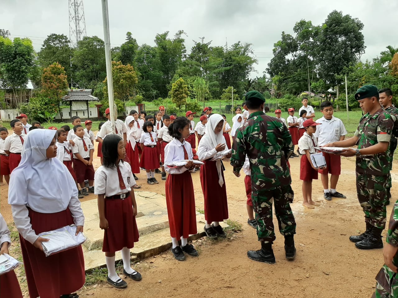 Kado Satgas Yonif 641 untuk Murid SD di Hari Juang TNI AD