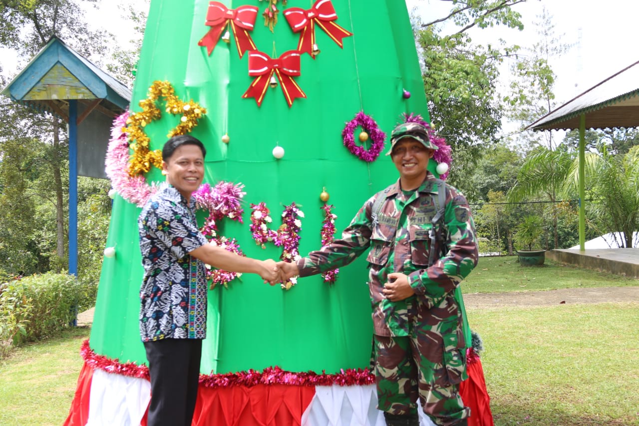 Satgas Pamtas 641 Bersama Pemuda Gereja PIBI Buat Pohon Natal