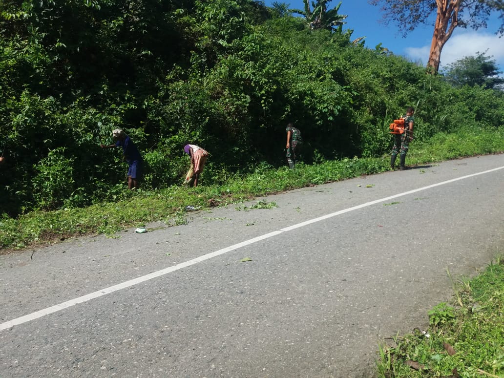 Satgas Pamtas Yonif Raider 509 Kostrad, Pos Bompay Bersihkan Jalan Bersama Masyarakat