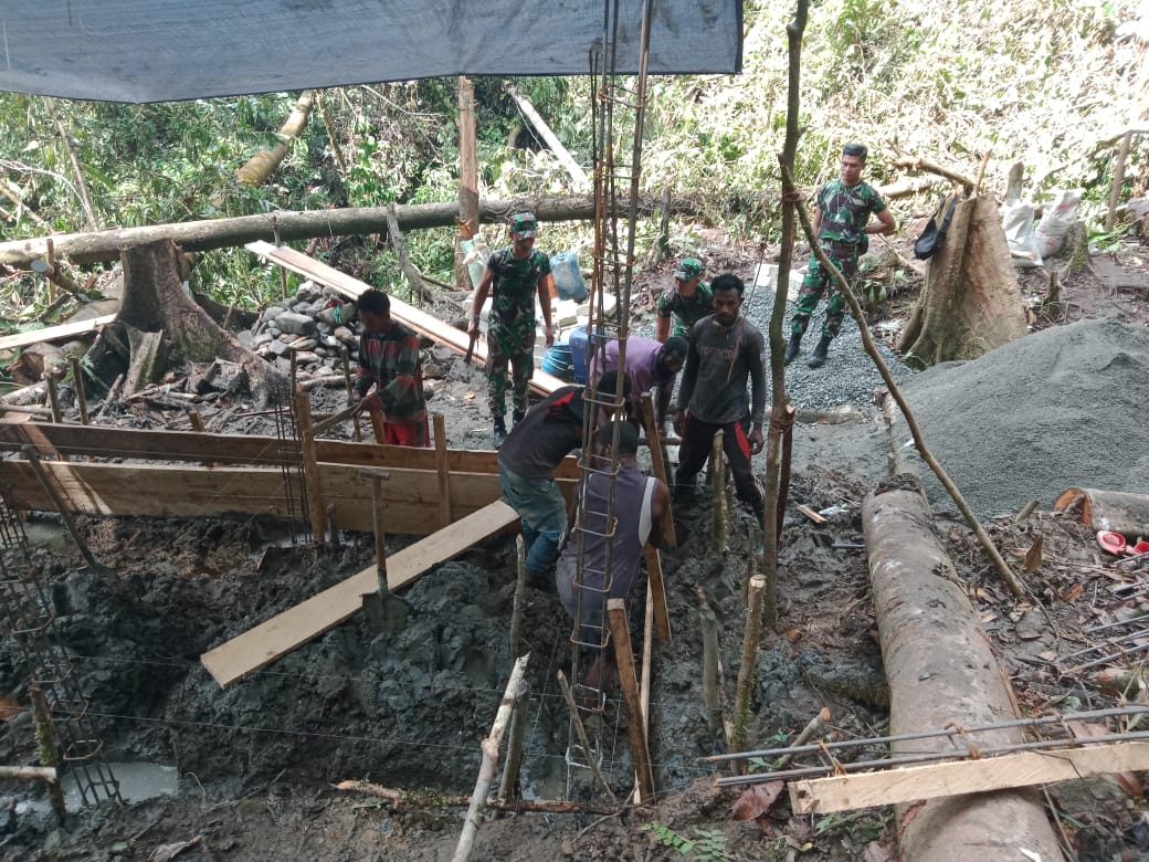 Karya Bakti Satgas Raider 300 Pembuatan Bak Penampungan Air Bersih Bersama Masyarakat