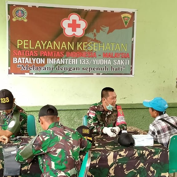 Satgas Pamtas Yonif 133 Gelar Pengobatan Gratis dan Sunatan Massal di Perbatasan