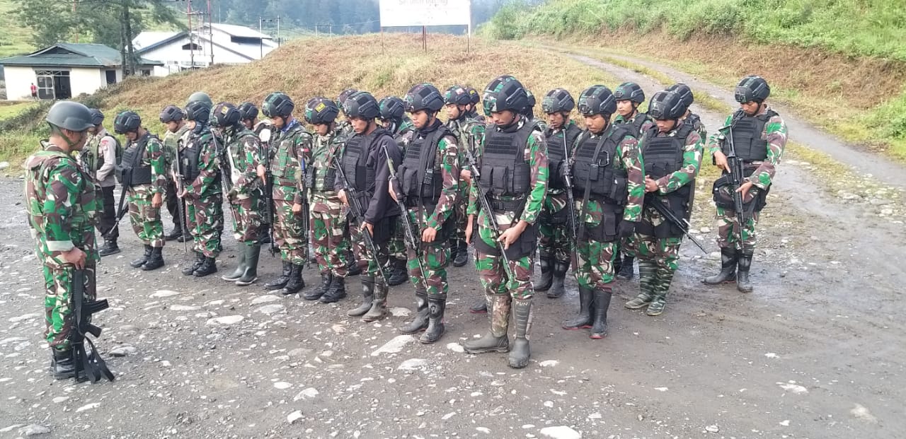 Satgas Pamtas Yonif Para Raider 433/JS Laksanakan Pengamanan Peresmian PLTMH di Ilaga