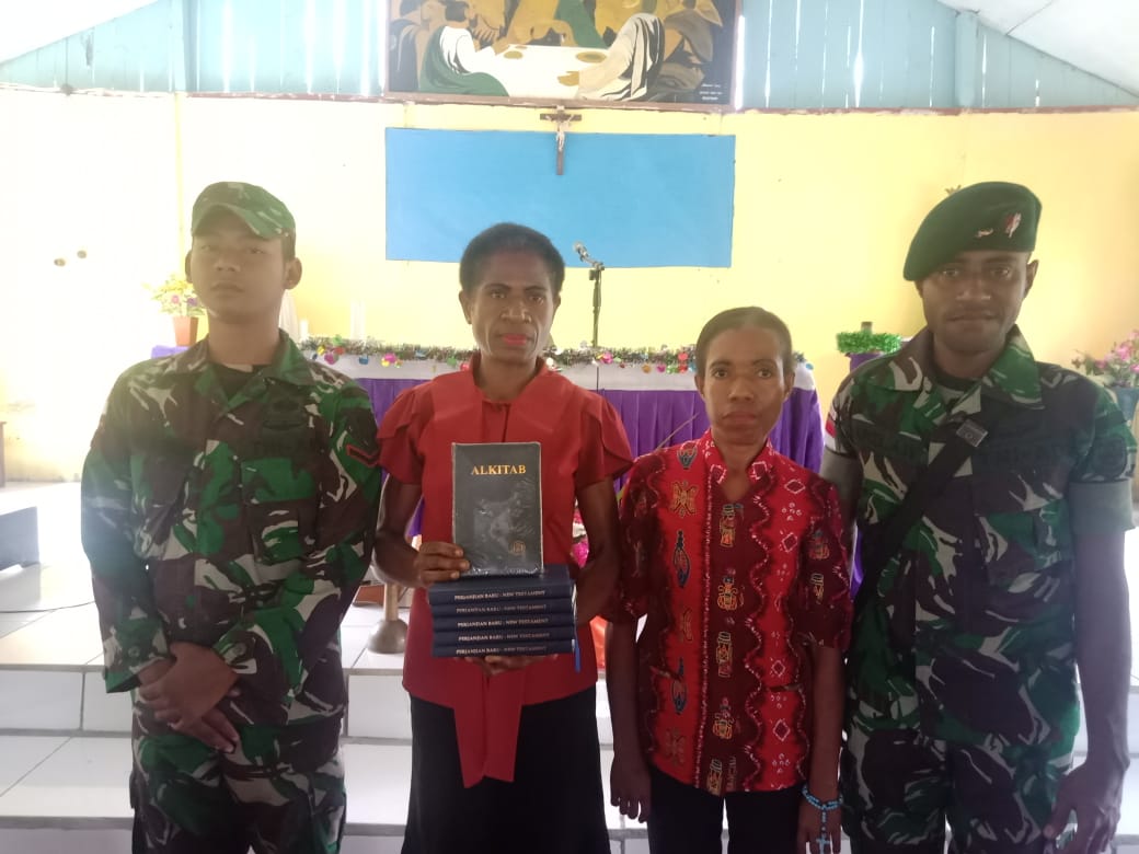 Pemberian Alkitab Oleh Satgas TNI Kepada Gereja Santo Mikhael