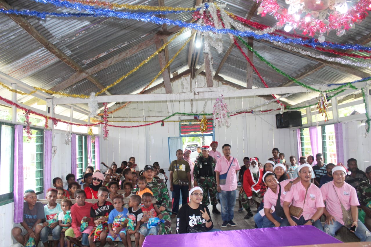 Satgas Pamtas Yonif 713/Satya Tama Bersama PT Surya Jaya Group Berbagi Kasih dengan Anak Anak Desa Kriko