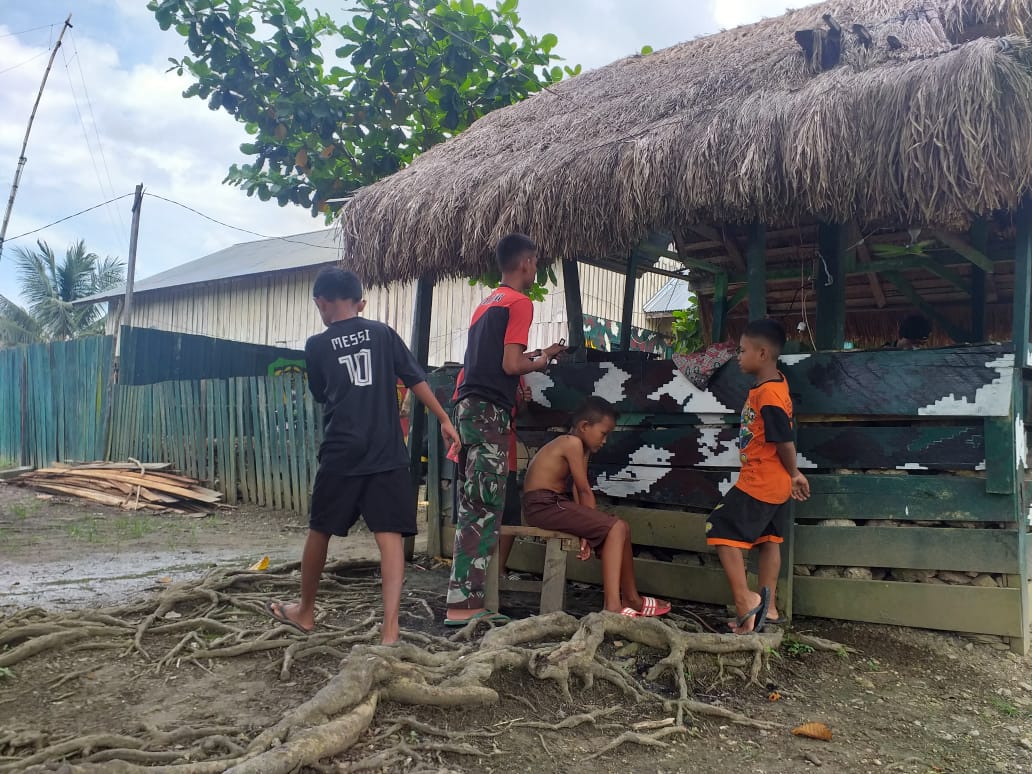 Satgas Raider 300 Layani Pangkas Rambut Kepada Anak-Anak Papua