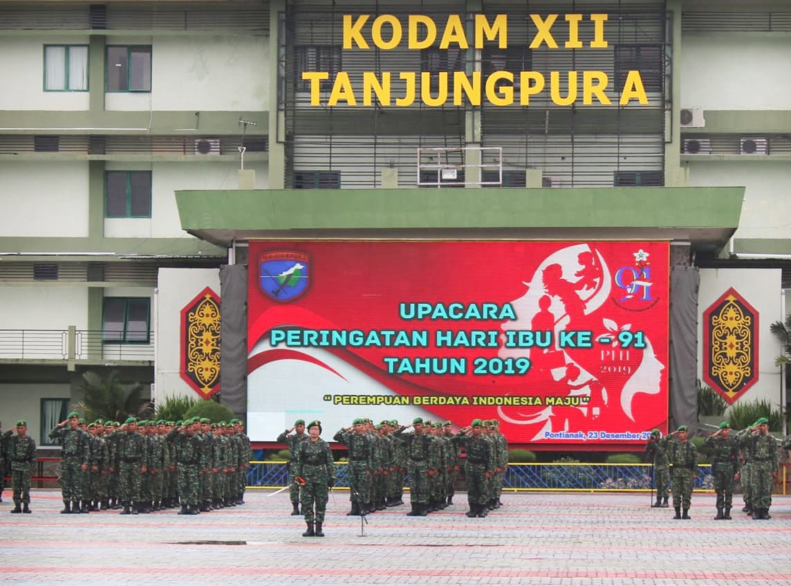 Mayor Caj (K) Betty Soroeday, Komandan Upacara Hari Ibu di Makodam XII/Tpr