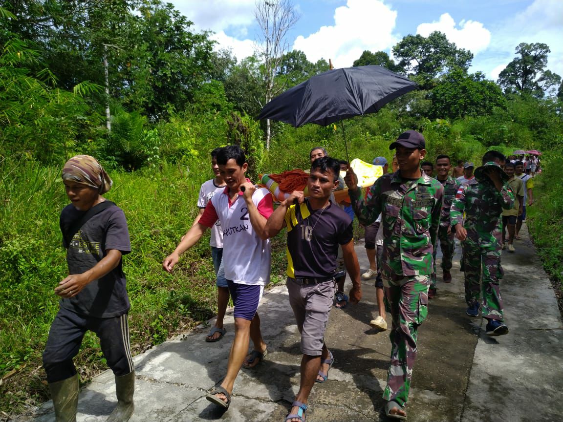 Demi Mendapat Perawatan, Pos Panga Yonif 641 Tandu Nenek Penderita Stroke