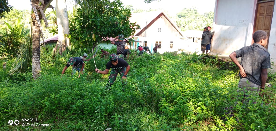 Satgas Raider 300 Melaksanakan Bersih-bersih Kampung Bersama Masyarakat