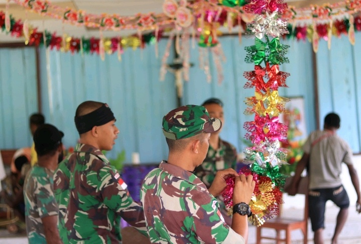 Menyambut Natal, Satgas Raider 300 Gotong Royong Dekorasi Gereja St. Yohanes