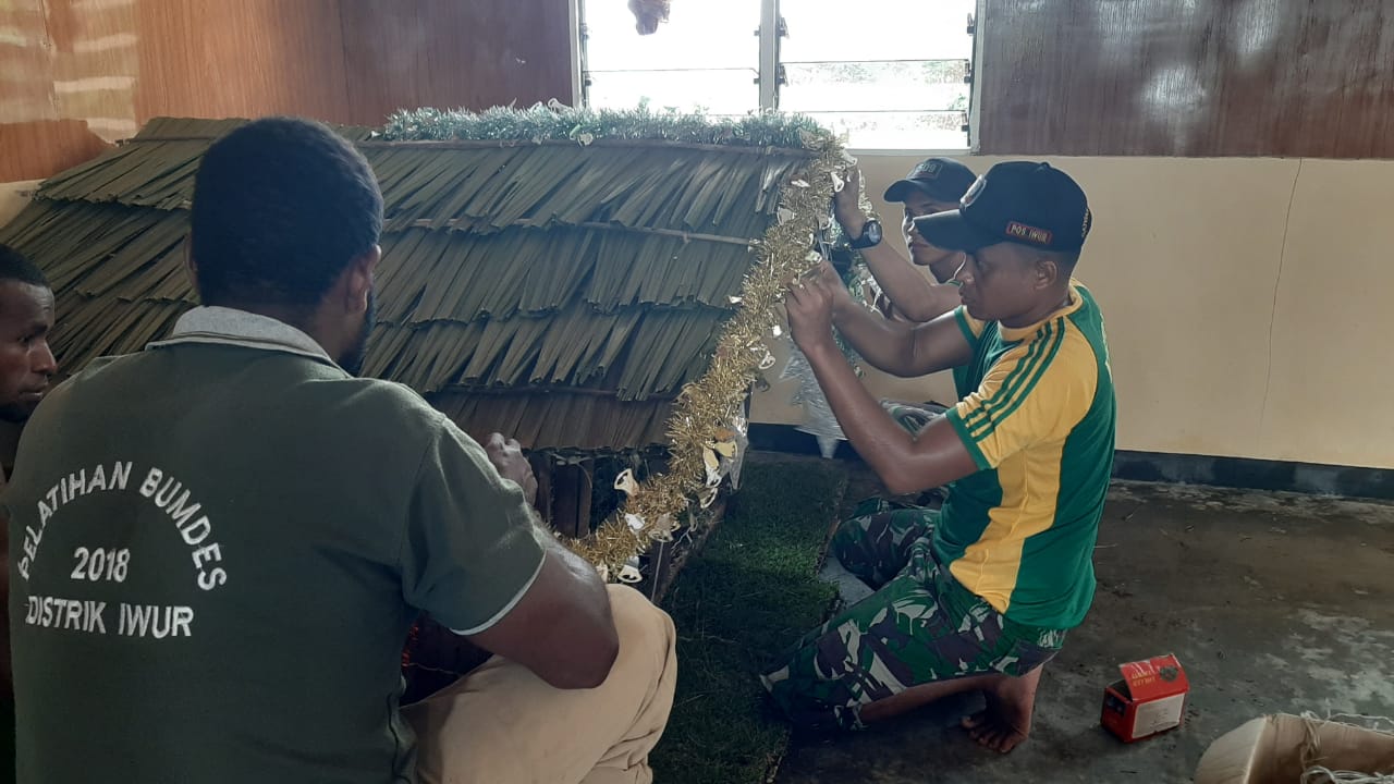 Persiapkan Natal, Satgas Yonif Raider 509 Kostrad bantu Warga buat Dekorasi Natal