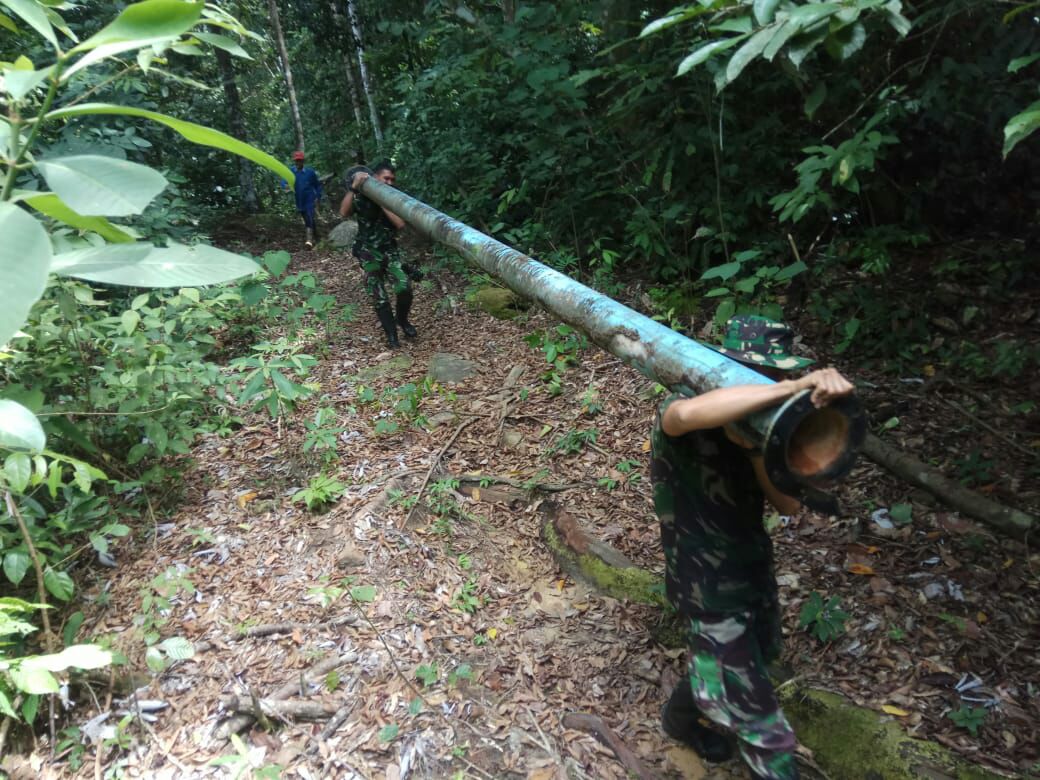 Satgas Pamtas 641 Bersama Warga Gotong Royong Bersihkan Saluran Air