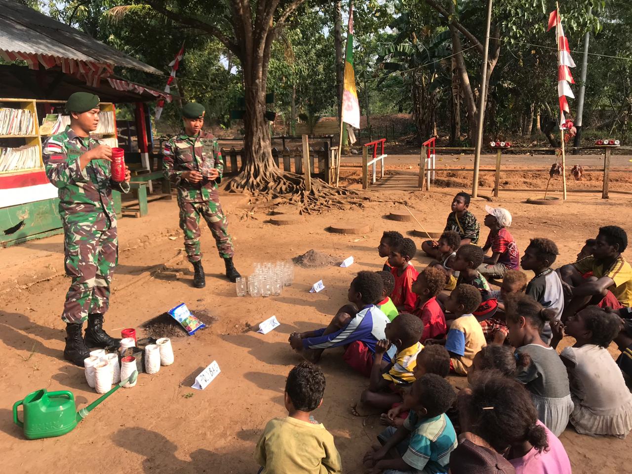 Prajurit TNI Ajarkan Anak-Anak Perbatasan Cara Buat Hidroponik