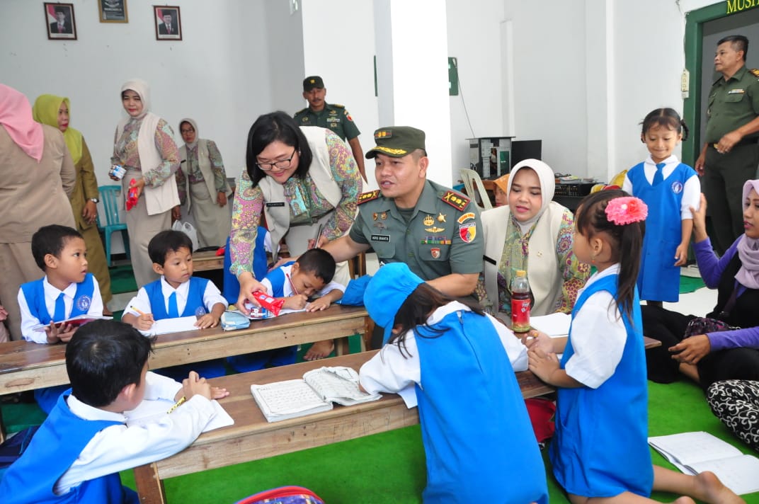 Dandim 0808/Blitar Beri Bantuan Alat Bermain Ke TK Kartika Jaya