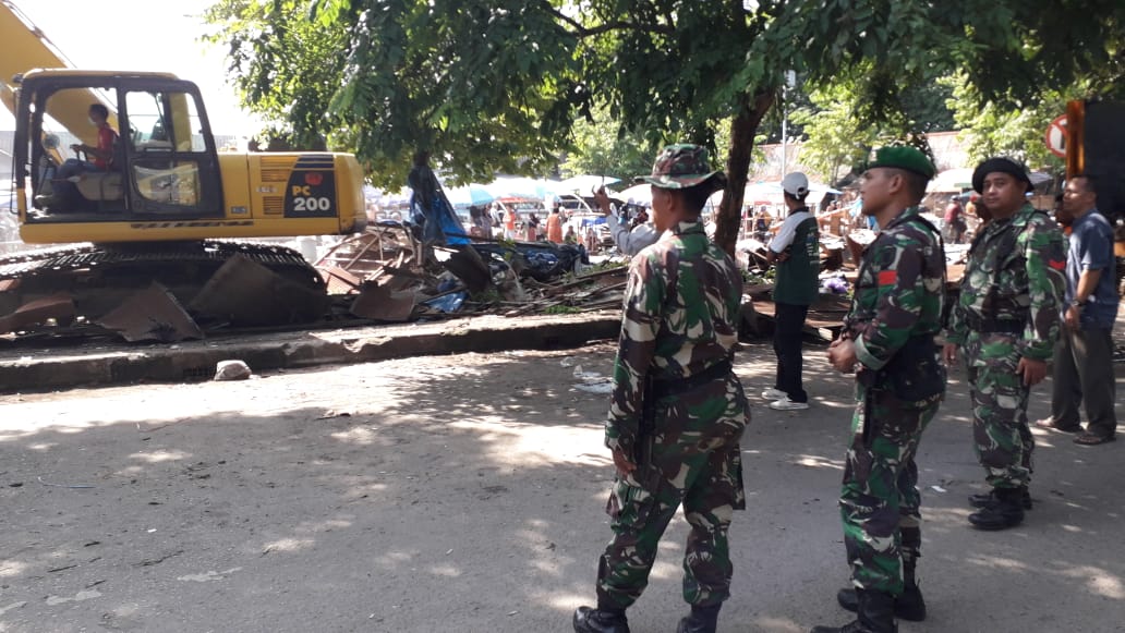 Personel Kodim Bantu Pemkab HST Tertibkan Pasar Kramat Barabai