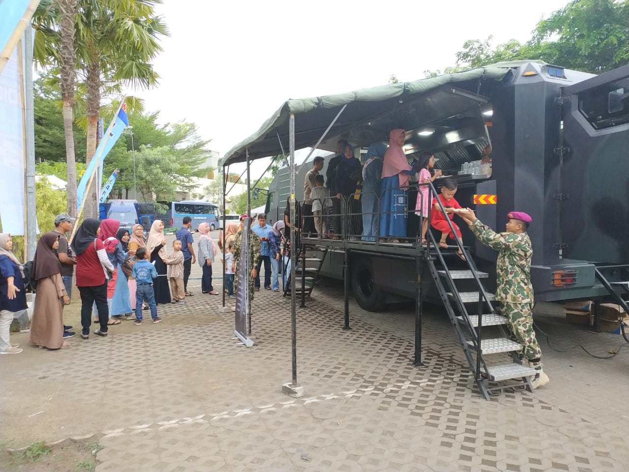 Kendaraan Dapur Lapangan Ganila Yonbekpal 1 Mar Meriahkan Pameran Alutsista TNI AL