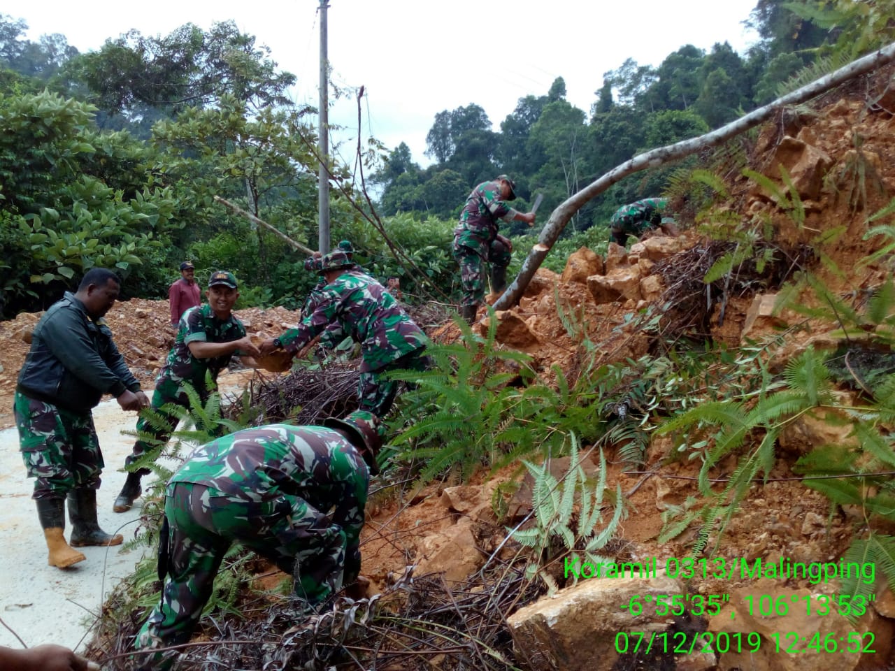 Kodim 0603/Lebak Berhasil Selamatkan 9 Orang Korban Terjebak Longsor